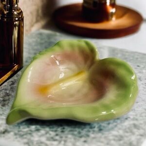 VTG Honolulu Clay Works
Calla Lily Flower Jewelry Tray
Hawaii Vanity 5"x5.5"